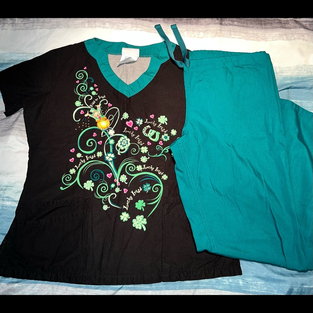 WOMENS st Patrick’s day scrubs set!! Mint condition!!!